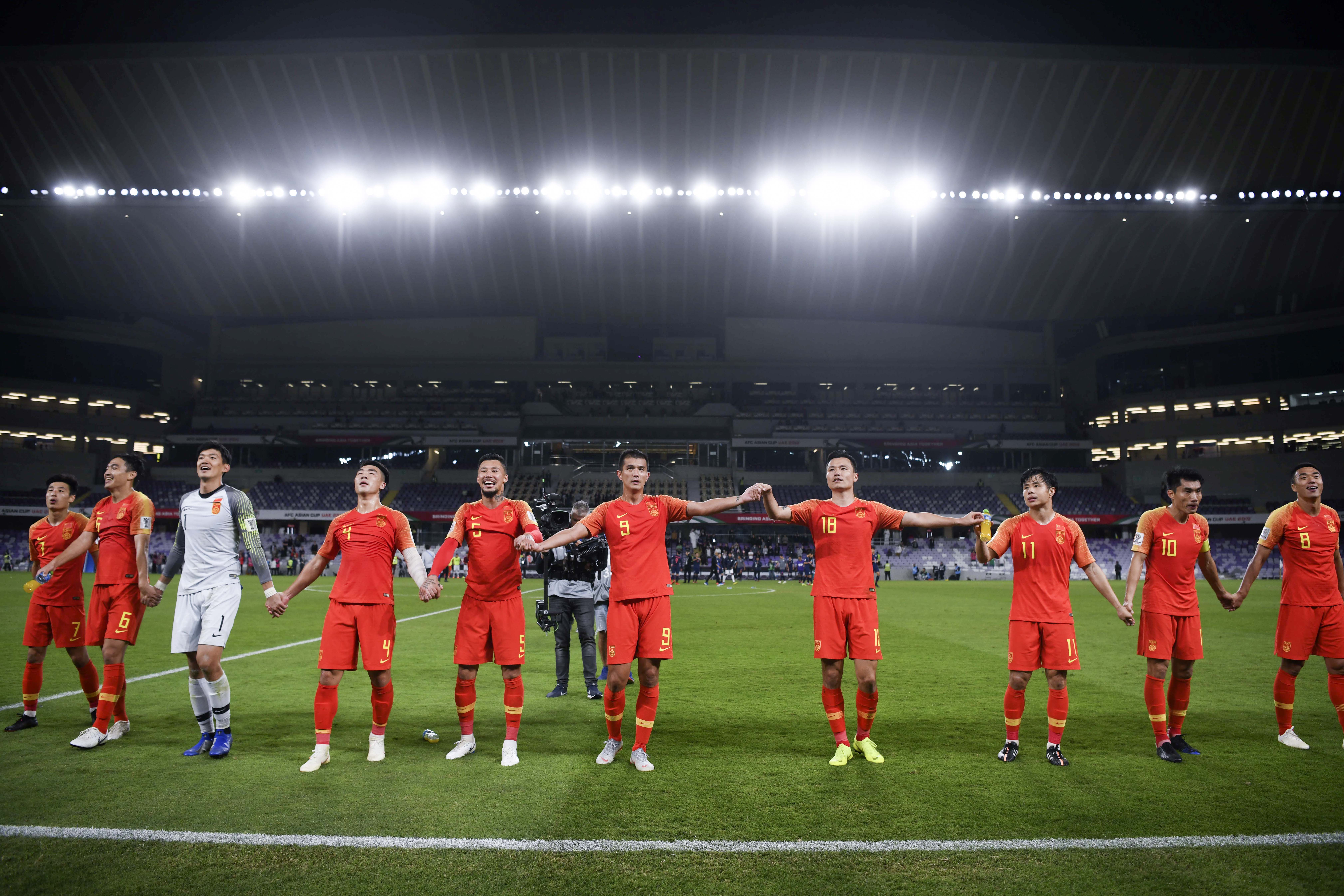 中国足球迎来胜利，国内球队亮眼表现