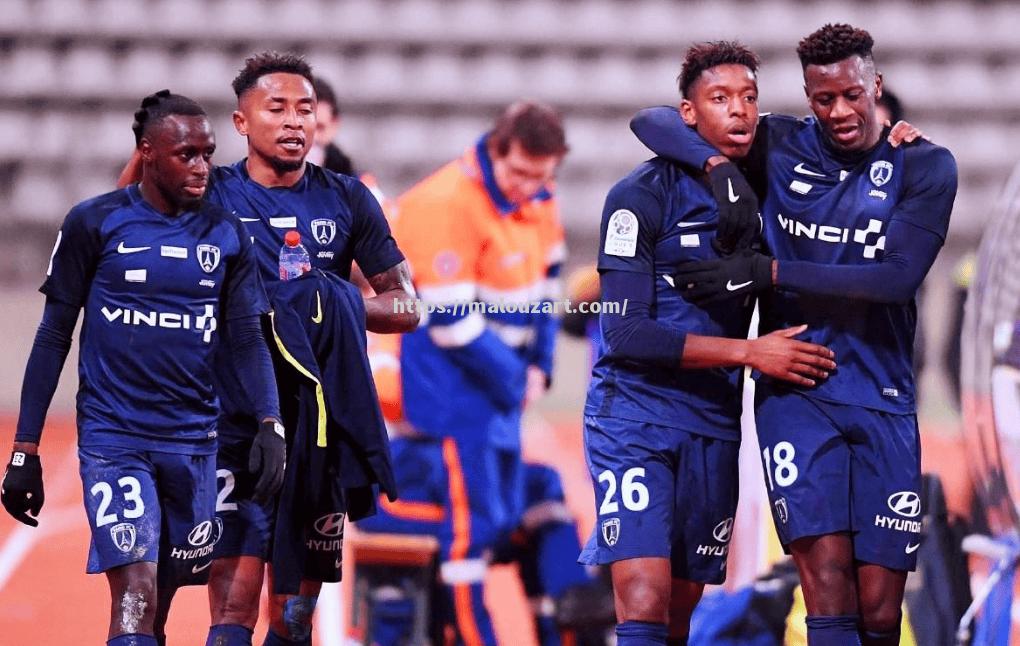 巴黎圣日耳曼球员集体亮相，展示团队实力