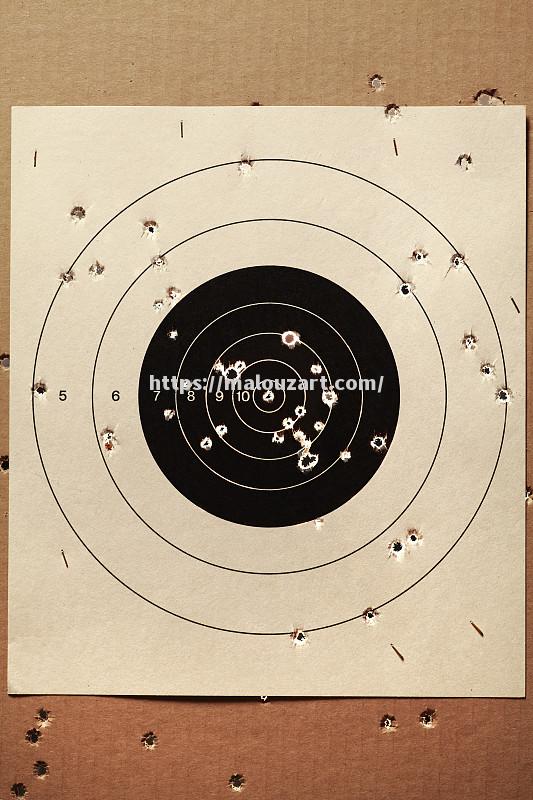 瑞士射击选手命中靶心，斩金